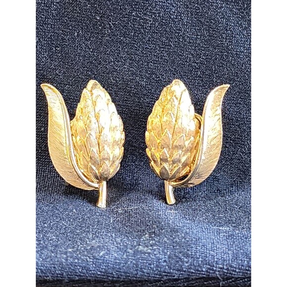 Vintage Signed Crown Trifari Brushed Gold tone Wheat Clip On Earrings Pinecone - Picture 11 of 11